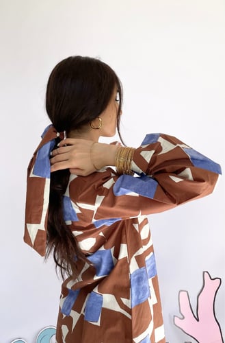 فستان بني مع شريطة