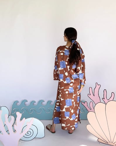 فستان بني مع شريطة