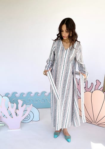 فستان سلاسل ابيض أكمام طويله