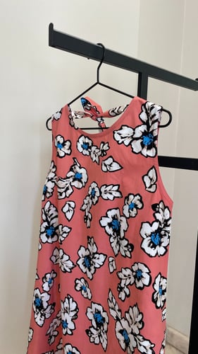 فستان ورود وردي بدون أكمام مع ربطات ظهر