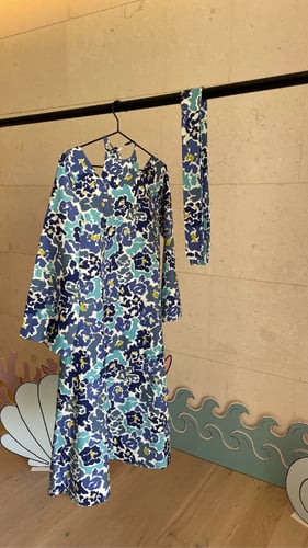 فستان ربطة عنق أزرق مع شريطة