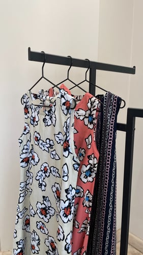 فستان ورود وردي بدون أكمام مع ربطات ظهر