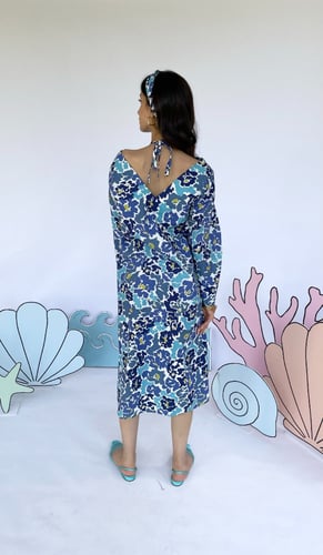 فستان ربطة عنق أزرق مع شريطة