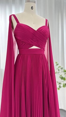 فستان سهرة بأكمام كيب من الشيفون الثقيل