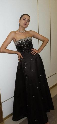 فستان سهرة مطرز بالكريستال طويل