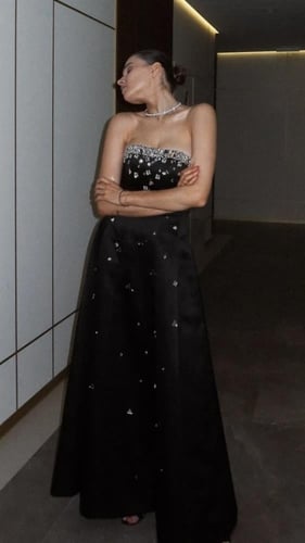 فستان سهرة مطرز بالكريستال طويل