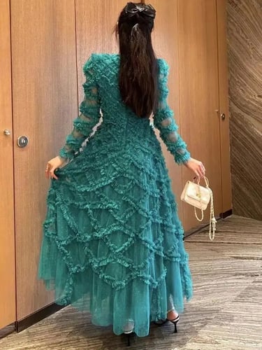 فستان سهرة بحافة كبيرة منفوش ، بأكمام طويلة