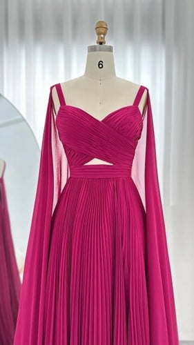 فستان سهرة بأكمام كيب من الشيفون الثقيل