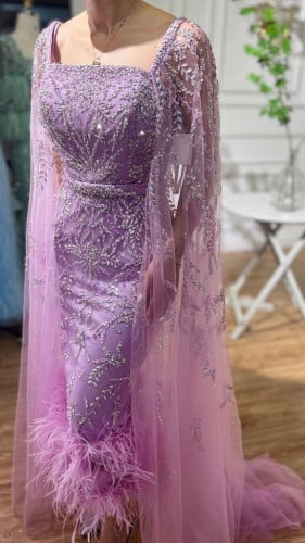 فستان سهرة فاخرة مع ريشة مطرزة بالخرز بطول الكاحل