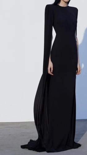 فستان نسائي طويل بطيات من عند الصدر وأكمام كيب مكس...