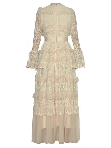 فستان نسائي مطرز وطبقات متدرجه بأكمام طويلة