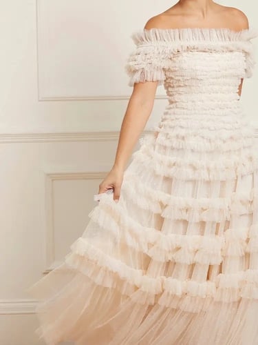 فستان أنيق بأكتاف مكشوفة