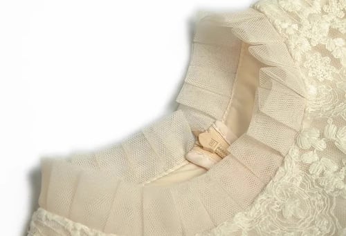 فستان نسائي مطرز وطبقات متدرجه بأكمام طويلة