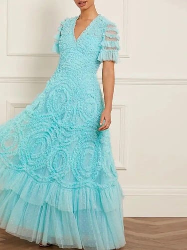 فستان على شكل V وأكمام قصيرة وخصر عالي أنيق