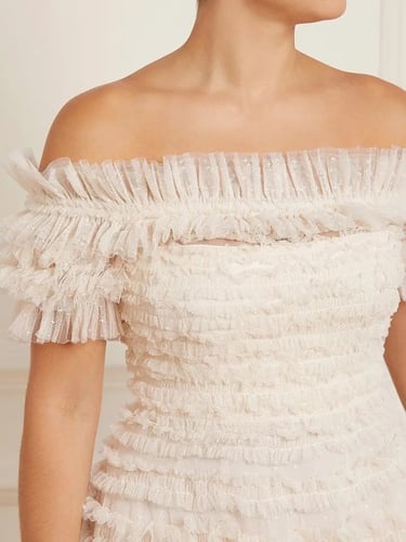 فستان أنيق بأكتاف مكشوفة