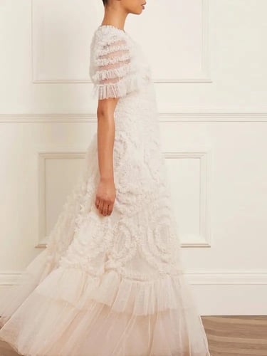 فستان على شكل V وأكمام قصيرة وخصر عالي أنيق