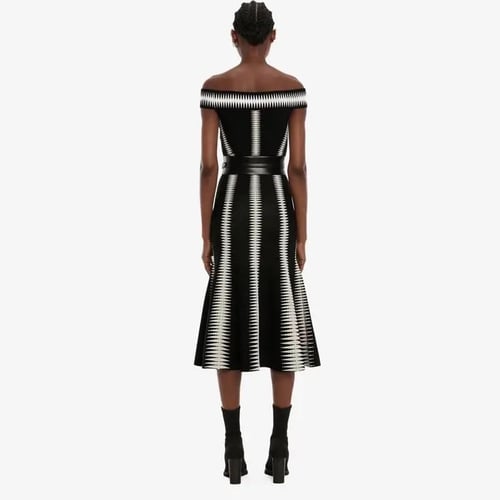 فستان من الصوف المطاطي الأسود والأبيض المخطط بالجا...