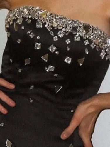 فستان سهرة مطرز بالكريستال طويل