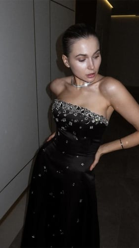 فستان سهرة مطرز بالكريستال طويل