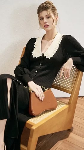 فستان محبوك كلاسيكي بأكمام طويلة وتصميم أنيق