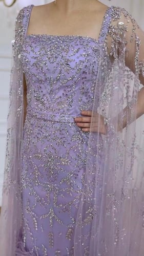 فستان سهرة فاخرة مع ريشة مطرزة بالخرز بطول الكاحل