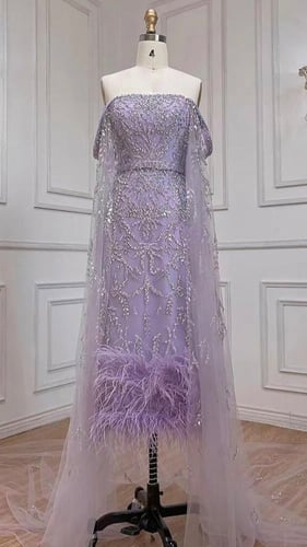 فستان سهرة فاخرة مع ريشة مطرزة بالخرز بطول الكاحل