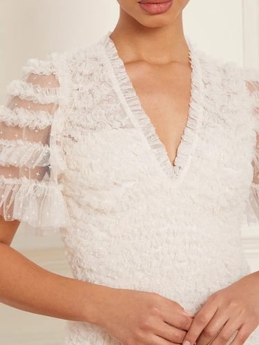 فستان على شكل V وأكمام قصيرة وخصر عالي أنيق