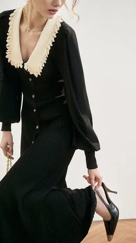 فستان محبوك كلاسيكي بأكمام طويلة وتصميم أنيق