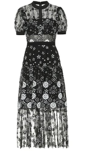 فستان من التل أنيق بطبقة مكشكش وأكمام قصيرة مطرز م...