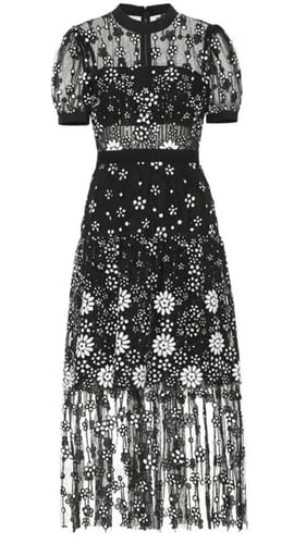 فستان من التل أنيق بطبقة مكشكش وأكمام قصيرة مطرز م...