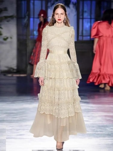 فستان نسائي مطرز وطبقات متدرجه بأكمام طويلة