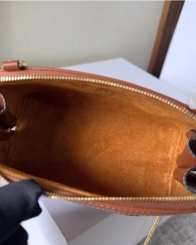 CLUTCH ON CHAIN CUIR TRIOMPHE