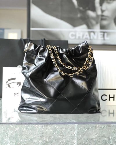 CHANEL 22 SMALL HANDBAG – Black Shiny Calfskin