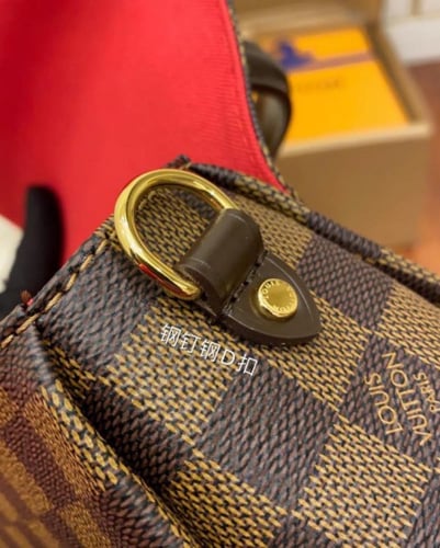 LV CROISETTE in Dameir Ebene