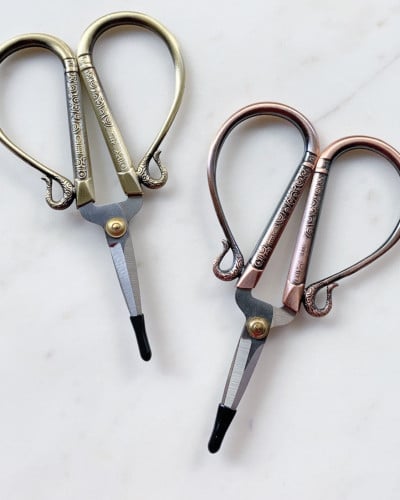 مقص خاص بالخيوط