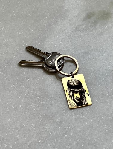 ميدالية مفتاح ذهبي شكل مستطيل- نحت صورة على الوجهي...