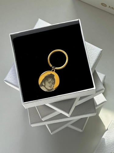 ميدالية مفتاح ذهبي شكل دائري - نحت صورة على الوجهي...