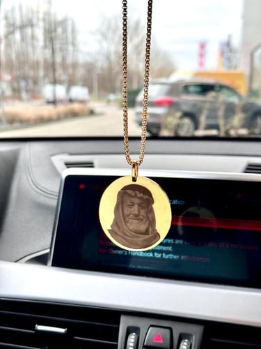 تعليقة سيارة ذهبي شكل دائري