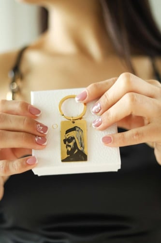 بكج ميدالية ذهبي وتعليقة سيارة ذهبي نحت صور