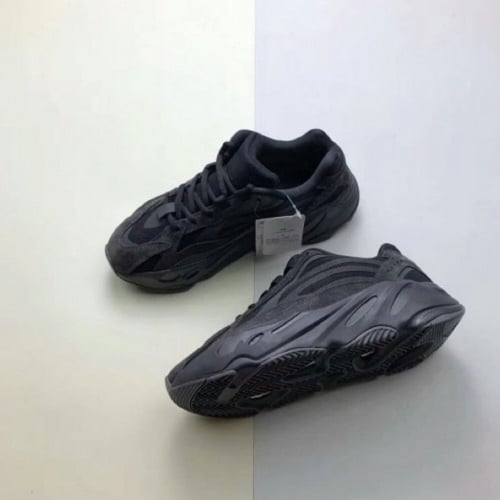 Adidas Yeezy Boost 700 Vanta تسليم فوري