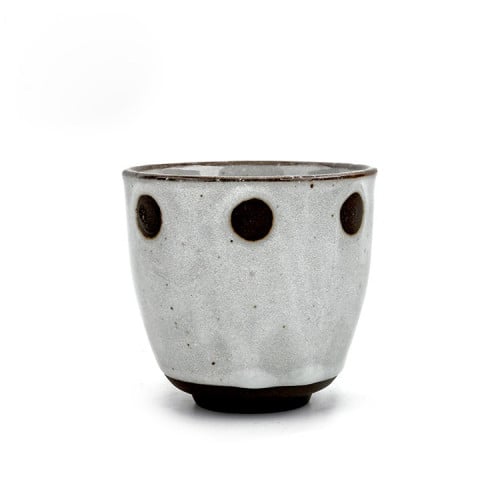 كوب الفخار الرمادي بنمط اسود أنيق