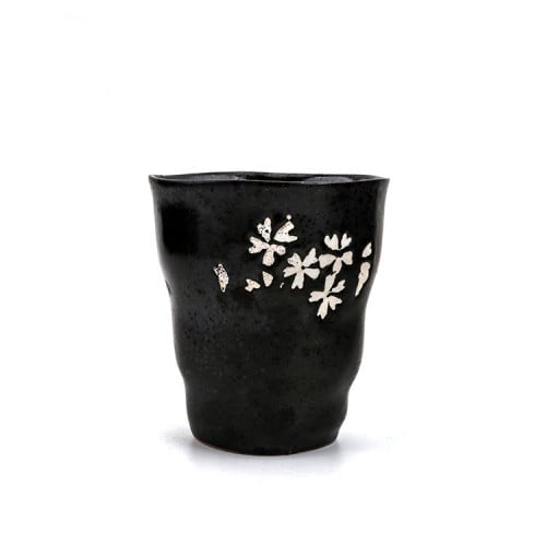 كوب فخار أسود مزخرف بأزهار الساكورا