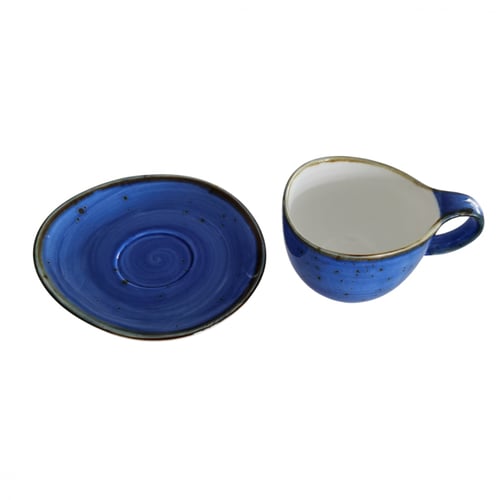 كوب أزرق كحلي مع طبق فخار بطراز عتيق أنيق