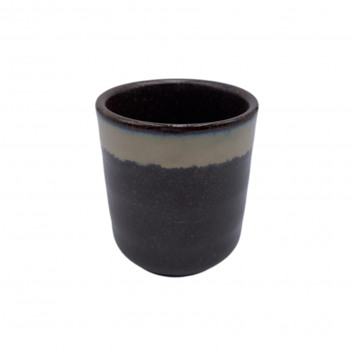 كوب الفخار الأسود والمزخرف بلون العاج