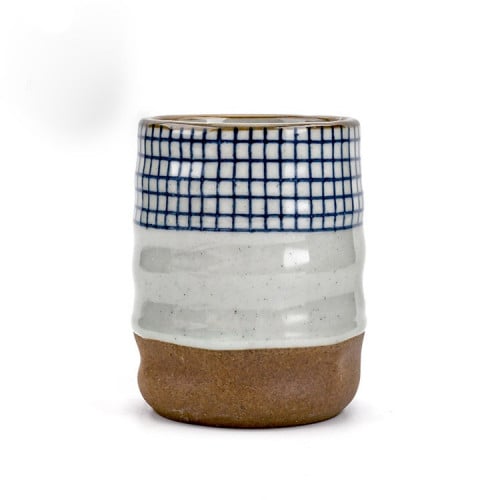 كوب الفخار الرمادي المقلم بالازرق بقاعدة واطراف بن...