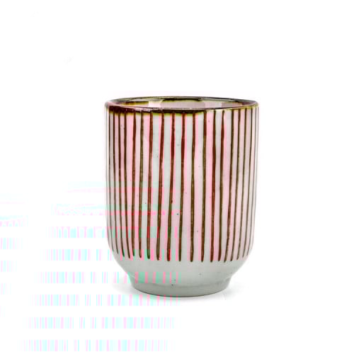 كوب فخار أبيض بخطوط حمراء و حواف بنية