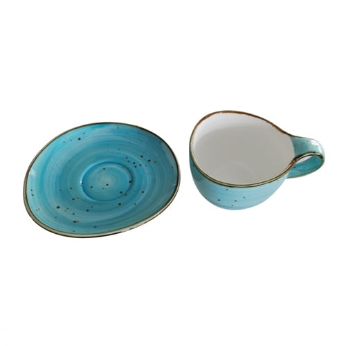 كوب أزرق فاتح مع طبق فخار بطراز عتيق أنيق