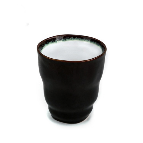 كوب فخار أسود مجوف بالأبيض