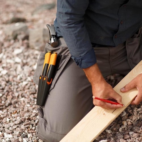 سكين مع غمد مسن