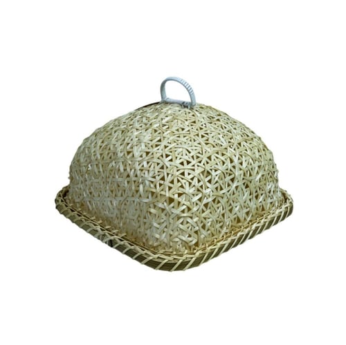 سلة خوص مع غطاء مربع